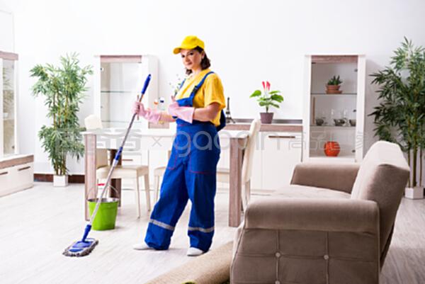 老承包商轉型家庭保潔 專業精神點亮家務生活